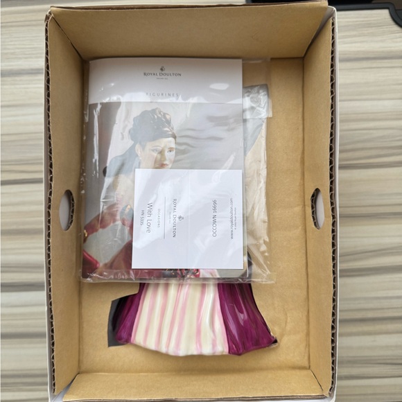 Royal Doulton - With Love figurine - Picture 3 of 6